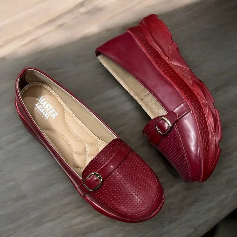 Men's slippers with a leather sole for a classic look Maroon wedge pump