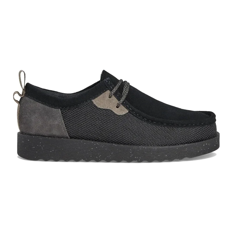 Men's casual shoes with a logo patch on the tongue Clarks Wallabee FTR 2 Lo Suede Men's Lace Up Shoes Men's casual shoes with a logo patch on the tongue Clarks Wallabee FTR 2 Lo Suede Men's Lace Up Shoes