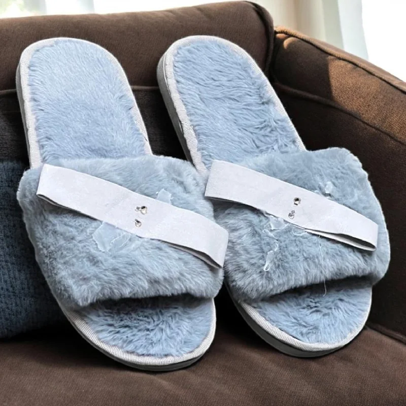 Men's slippers with a decorative pom - pom or tassel Fur slipper