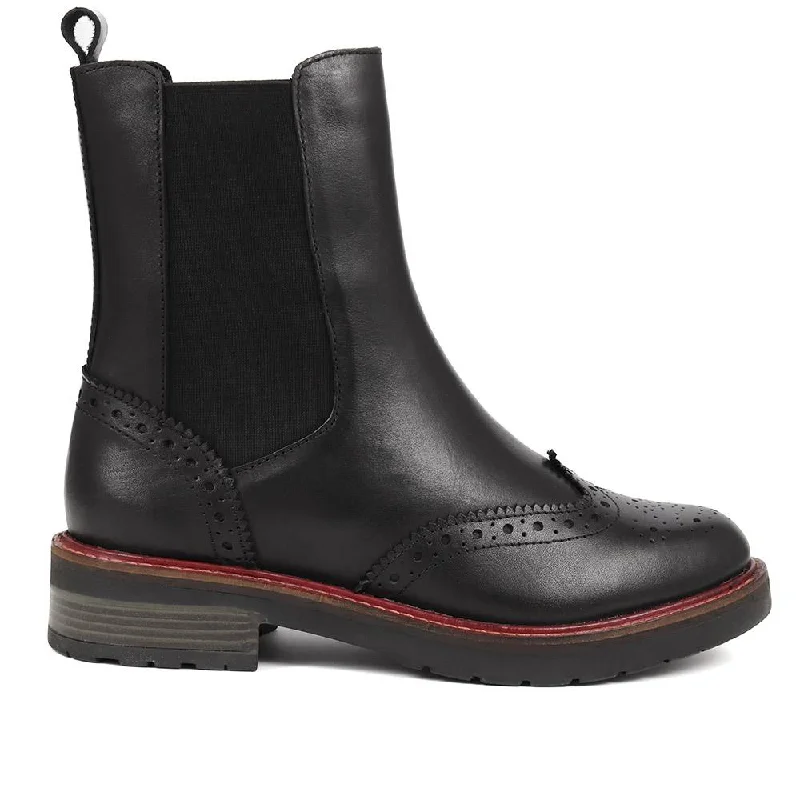 Men's casual shoes with a sporty look and feel Melrose Brogue Detail Leather Chelsea Boots - MELROSE / 324 322 Men's casual shoes with a sporty look and feel Melrose Brogue Detail Leather Chelsea Boots - MELROSE / 324 322
