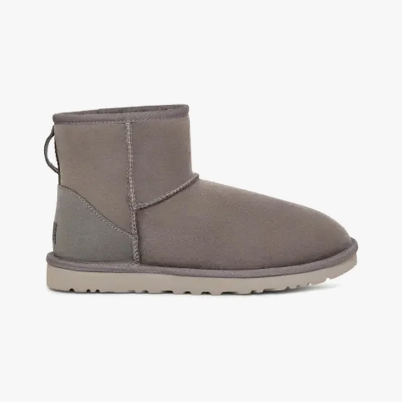 Men's slippers with a rubber sole for outdoor use UGG CLASSIC MINI Mens Boots Dark Grey