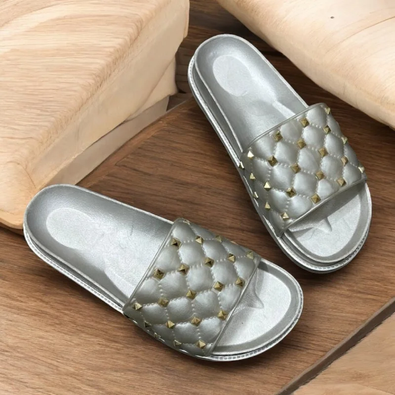 Men's slippers with a stretchy side panel for a better fit Silver slipper
