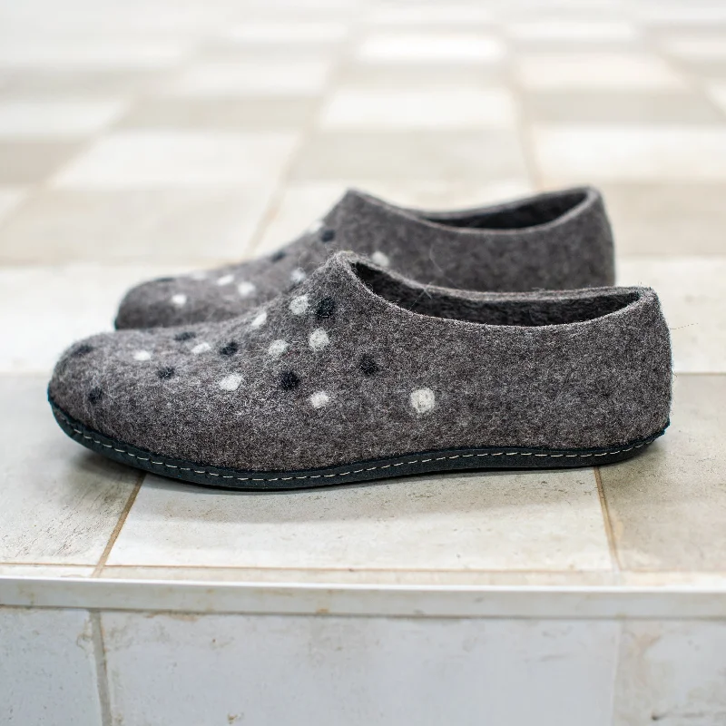Men's slippers in a warm color like red or brown Men's Classic Wool Slippers - Gray Dots Men's slippers in a warm color like red or brown Men's Classic Wool Slippers - Gray Dots