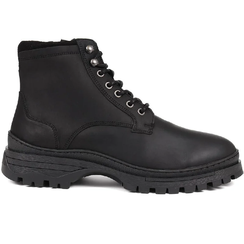 Men's casual shoes with a logo patch on the tongue Dexton Leather Ankle Boots - DEXTON / 324 498 Men's casual shoes with a logo patch on the tongue Dexton Leather Ankle Boots - DEXTON / 324 498