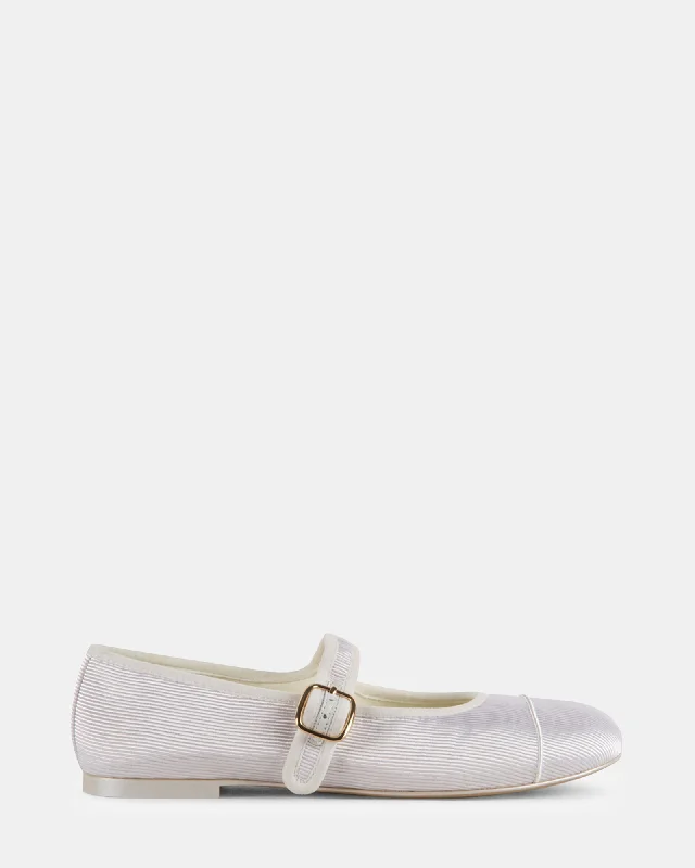 Men's loafers with a tassel front for a classic look Men's loafers with a tassel front for a classic look DORY WHITE SATIN Men's loafers with a tassel front for a classic look Men's loafers with a tassel front for a classic look DORY WHITE SATIN