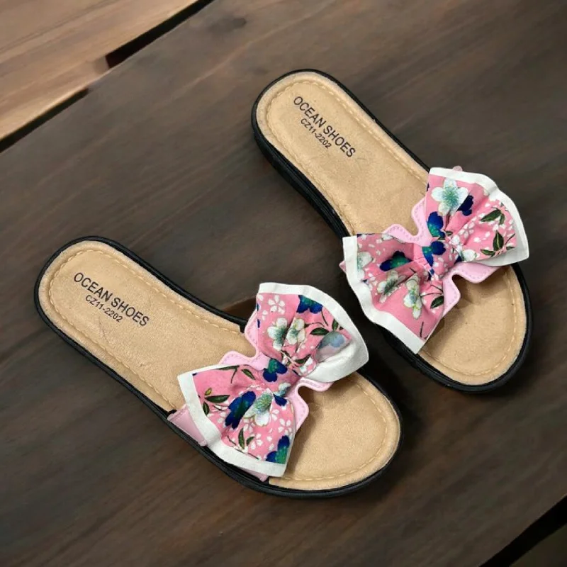Men's slippers with a stretchy side panel for a better fit Bow slipper
