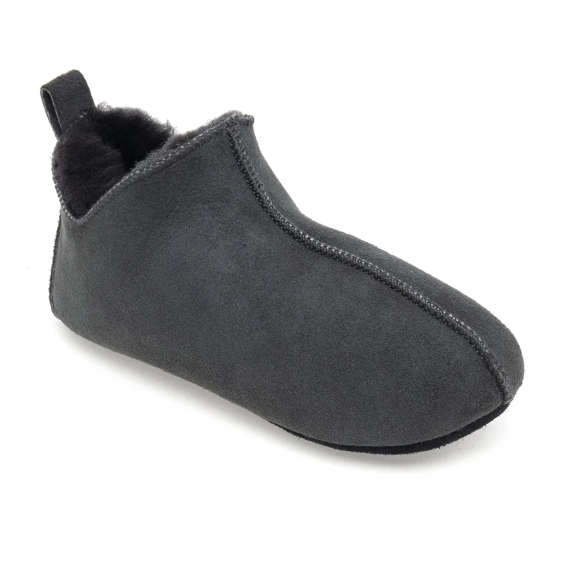 Men's slippers in a warm color like red or brown Berit Sheepskin Slippers - Graphite Men's slippers in a warm color like red or brown Berit Sheepskin Slippers - Graphite