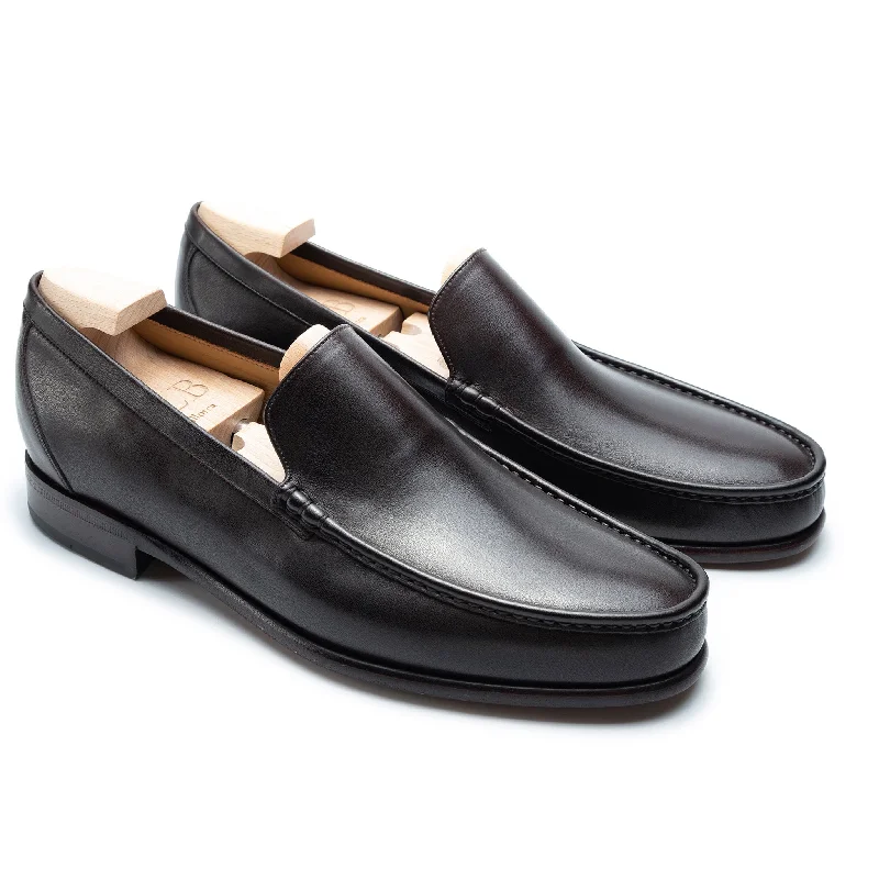 Men's loafers with a tassel front for a classic look Men's loafers with a tassel front for a classic look KIOWA 2509 Men's loafers with a tassel front for a classic look Men's loafers with a tassel front for a classic look KIOWA 2509