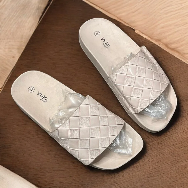 Men's slippers in a warm color like red or brown Beige slipper