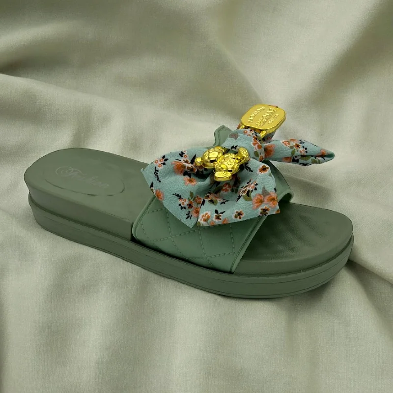 Men's slippers with a Velcro closure for easy on and off Fabric print slipper