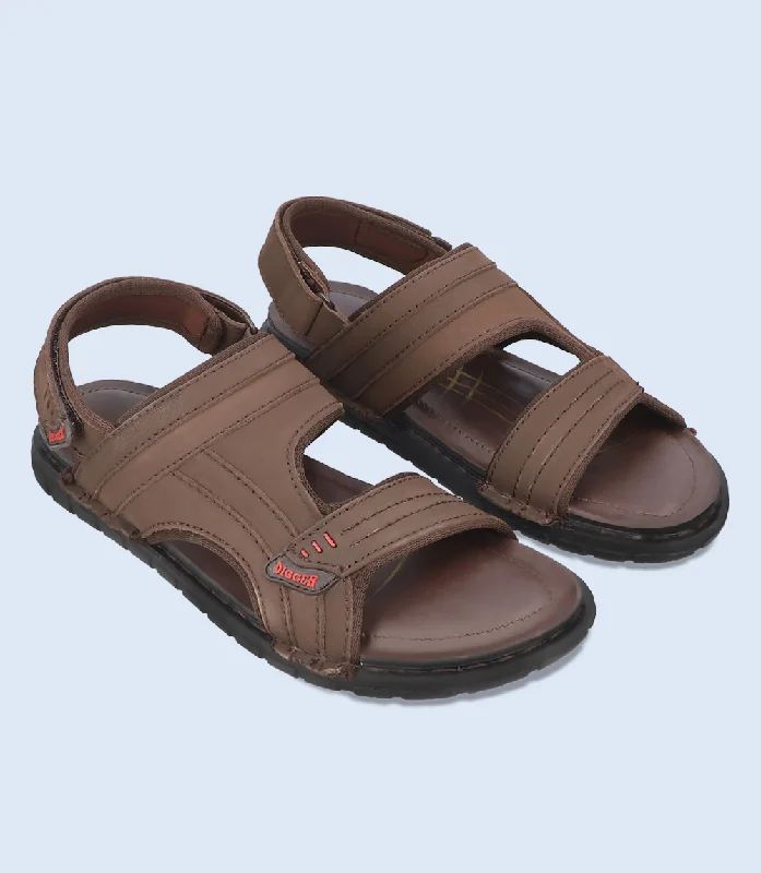 Men's sandals in a neutral color like black or brown Men's sandals in a neutral color like black or brown M7606-DARKBROWN-Men Sandal Men's sandals in a neutral color like black or brown Men's sandals in a neutral color like black or brown M7606-DARKBROWN-Men Sandal
