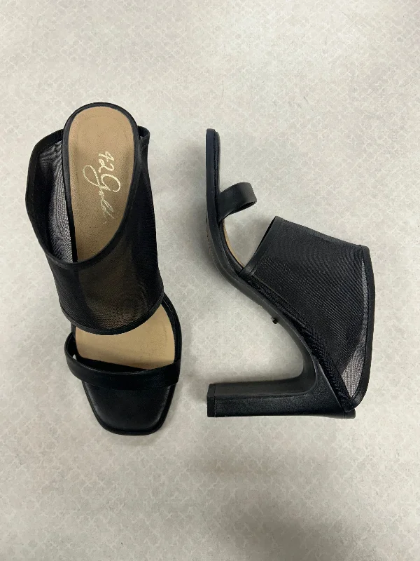 Men's sandals with a decorative buckle or charm Men's sandals with a decorative buckle or charm Sandals Heels Block By Clothes Mentor In Black, Size:6.5
