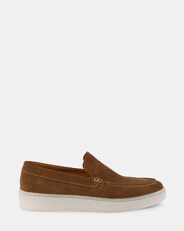 Men's loafers with a perforated leather upper for ventilation Men's loafers with a perforated leather upper for ventilation LENNYN TOBACCO SUEDE Men's loafers with a perforated leather upper for ventilation Men's loafers with a perforated leather upper for ventilation LENNYN TOBACCO SUEDE