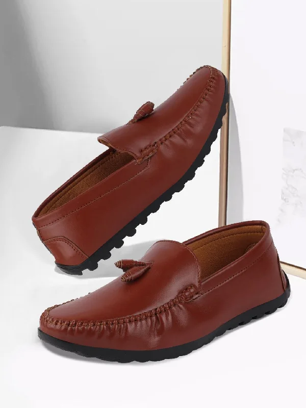 Men's casual shoes with a logo patch on the tongue Men Tan Casual Slip-On Loafers