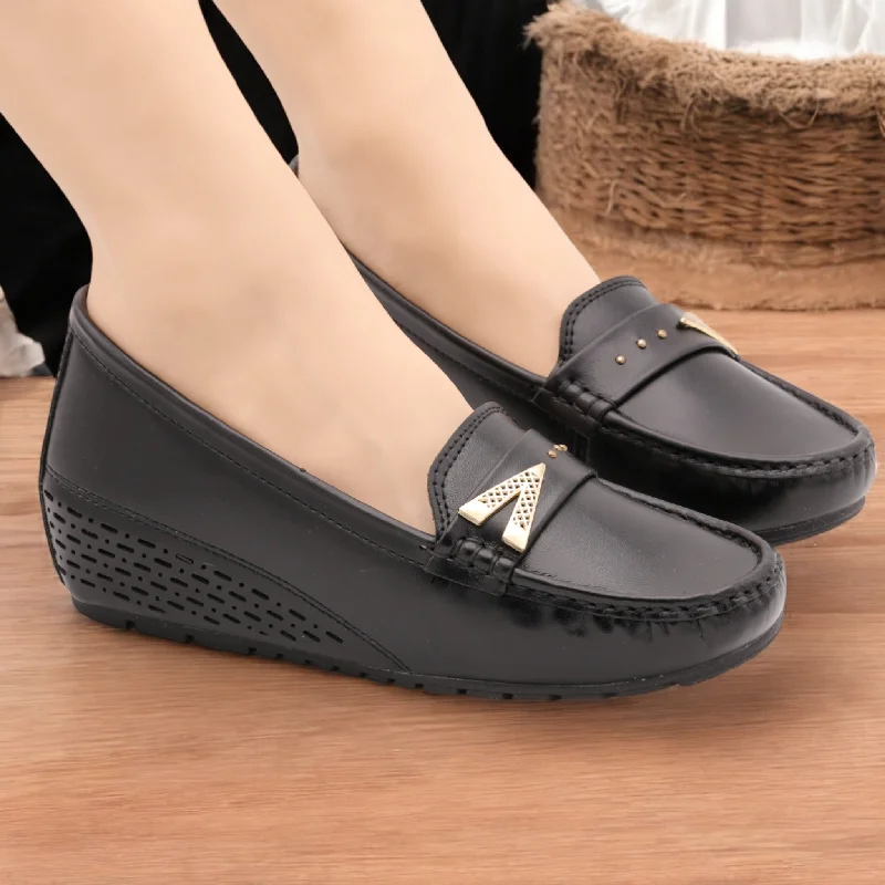 Men's slippers with a stretchy side panel for a better fit V wedge Pumps