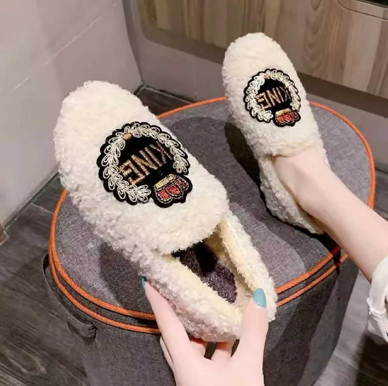 Men's slippers with a stretchy side panel for a better fit King fur pump