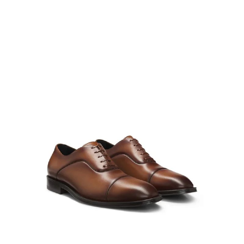 Men's formal shoes with a wingtip design Men's formal shoes with a wingtip design Captoe Oxford shoes in smooth leather Men's formal shoes with a wingtip design Men's formal shoes with a wingtip design Captoe Oxford shoes in smooth leather