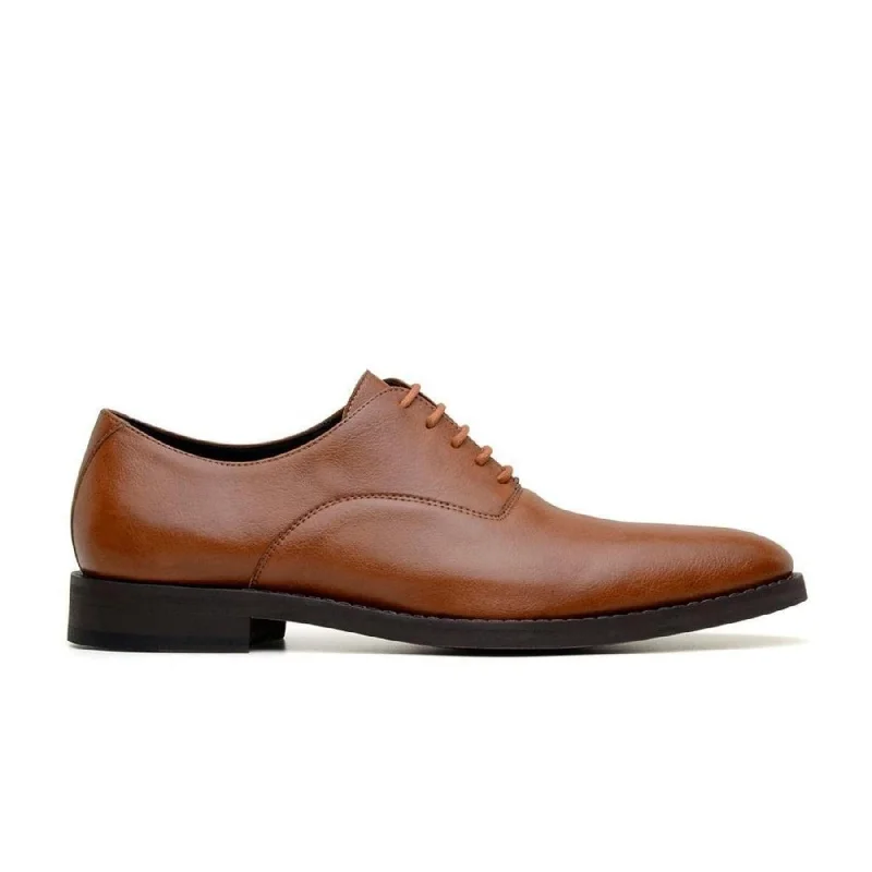 Men's formal shoes with a buckle closure Men's formal shoes with a buckle closure 'Executive' classic oxford in high-quality vegan leather by Brave Gentleman - tan Men's formal shoes with a buckle closure Men's formal shoes with a buckle closure 'Executive' classic oxford in high-quality vegan leather by Brave Gentleman - tan