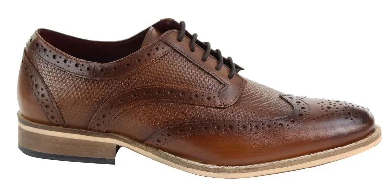 Men's formal shoes with a wingtip design Men's formal shoes with a wingtip design Mens Classic Oxford Brogue Shoes in Patterned Tan Leather Men's formal shoes with a wingtip design Men's formal shoes with a wingtip design Mens Classic Oxford Brogue Shoes in Patterned Tan Leather