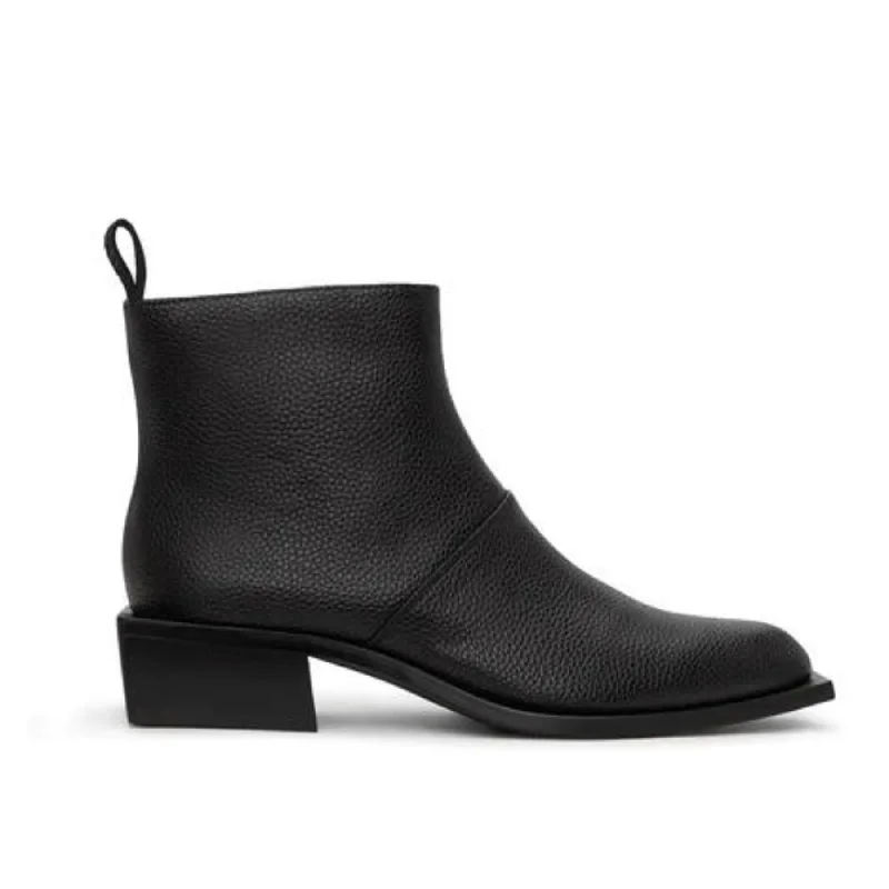 Men's formal shoes with a wingtip design Men's formal shoes with a wingtip design 'Otis' men's vegan boots with edgy geometric outersole by Matt and Nat - black Men's formal shoes with a wingtip design Men's formal shoes with a wingtip design 'Otis' men's vegan boots with edgy geometric outersole by Matt and Nat - black