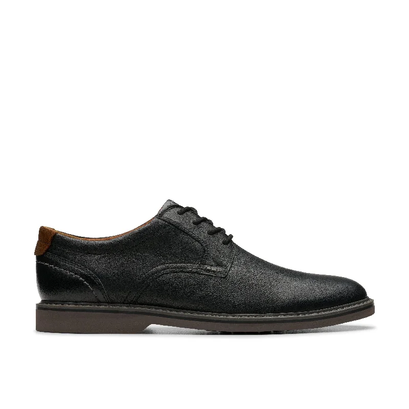 Men's leather formal Oxford shoes with a cap toe Men's leather formal Oxford shoes with a cap toe Clarks Radcliff Low in Black Leather