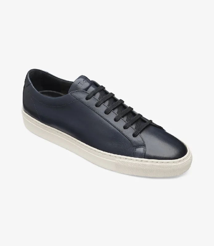 Men's casual shoes with a floral print for a unique style LOAKE Sprint - Leather Sneakers - Navy Men's casual shoes with a floral print for a unique style LOAKE Sprint - Leather Sneakers - Navy
