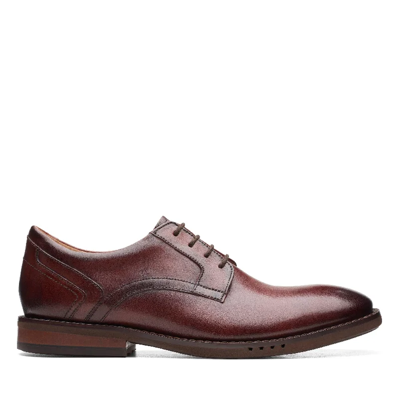 Men's formal shoes with a contrast stitching detail Men's formal shoes with a contrast stitching detail Clarks Un Hugh Lace in Brown Leather
