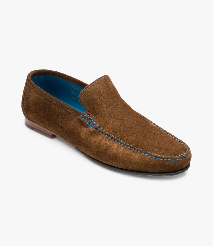 Men's casual shoes with a logo patch on the tongue LOAKE Nicholson Moccasin shoe - Polo Suede Men's casual shoes with a logo patch on the tongue LOAKE Nicholson Moccasin shoe - Polo Suede