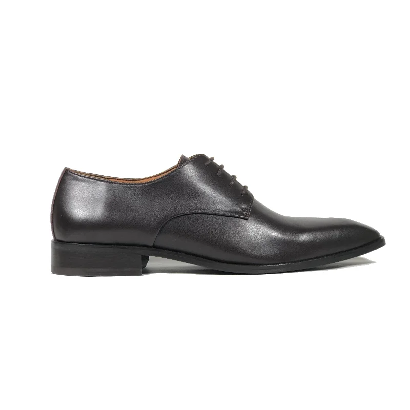Men's formal shoes with a wingtip design Men's formal shoes with a wingtip design 'Remy' Classic Vegan Derby by Zette Shoes - Chocolate Brown Men's formal shoes with a wingtip design Men's formal shoes with a wingtip design 'Remy' Classic Vegan Derby by Zette Shoes - Chocolate Brown