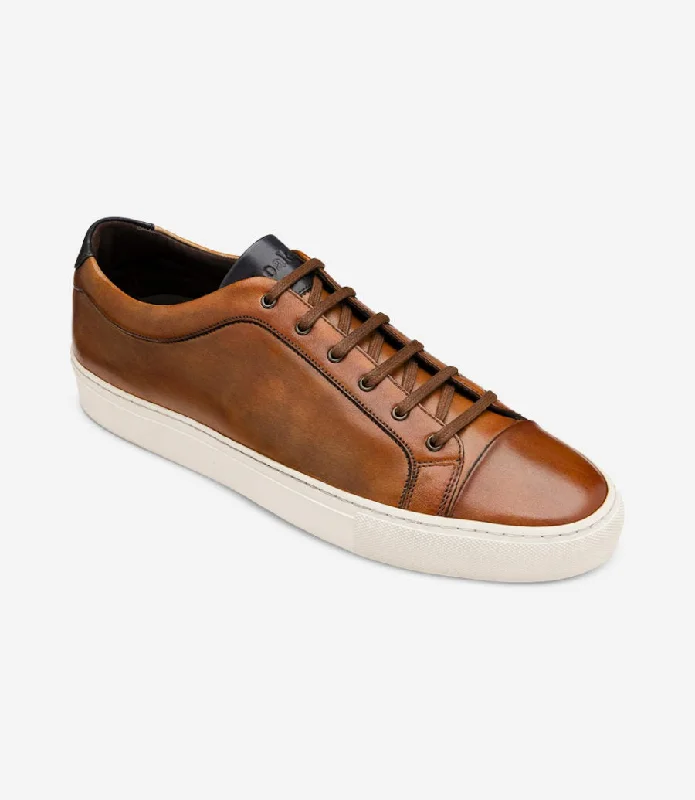 Men's casual shoes with a logo patch on the tongue LOAKE Dash - Leather Sneakers - Chestnut Men's casual shoes with a logo patch on the tongue LOAKE Dash - Leather Sneakers - Chestnut