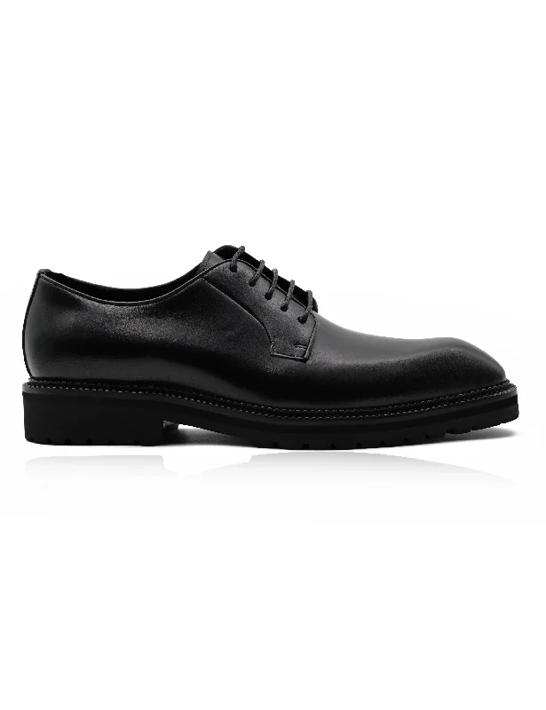 Suede men's loafers for a soft and luxurious feelBLACK POLISHED LEATHER DERBY SHOES – CHISEL TOE – LUG SOLE Suede men's loafers for a soft and luxurious feelBLACK POLISHED LEATHER DERBY SHOES – CHISEL TOE – LUG SOLE