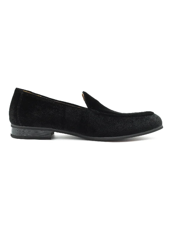 Men's loafers with a flexible sole for easy movementBLACK VELVET TUXEDO SLIPPERS