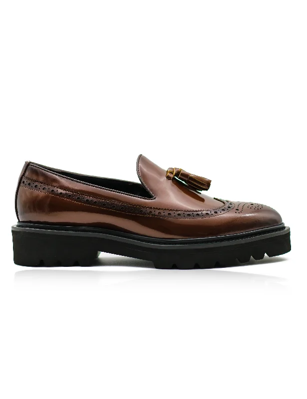Men's loafers in a neutral color like black or brownBROWN GLOSS POLISHED LEATHER TASSEL LOAFERS Men's loafers in a neutral color like black or brownBROWN GLOSS POLISHED LEATHER TASSEL LOAFERS