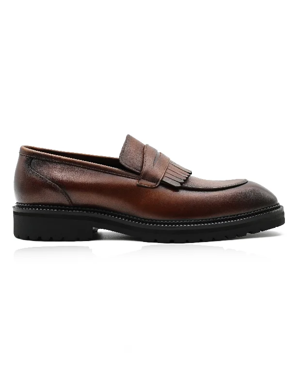 Men's loafers with a leather lacing systemBROWN LEATHER PENNY LOAFERS WITH FRINGE