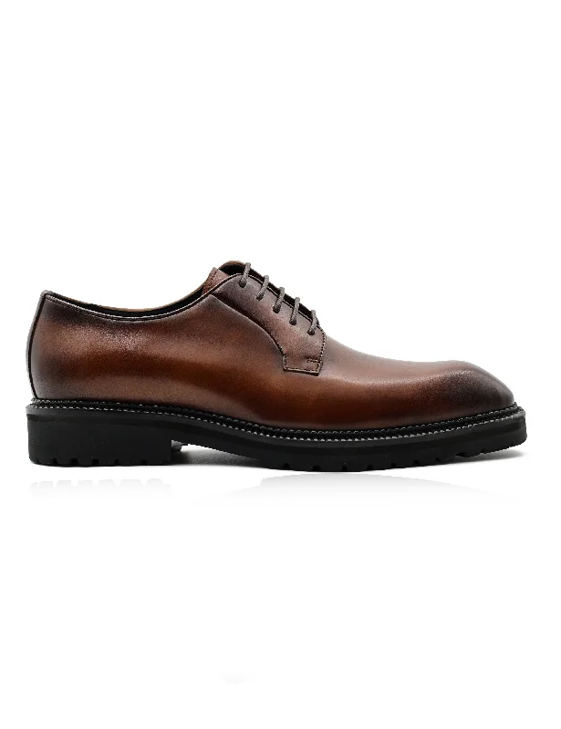 Men's loafers with a leather lining for comfortBROWN POLISHED LEATHER DERBY SHOES – CHISEL TOE – LUG SOLE Men's loafers with a leather lining for comfortBROWN POLISHED LEATHER DERBY SHOES – CHISEL TOE – LUG SOLE