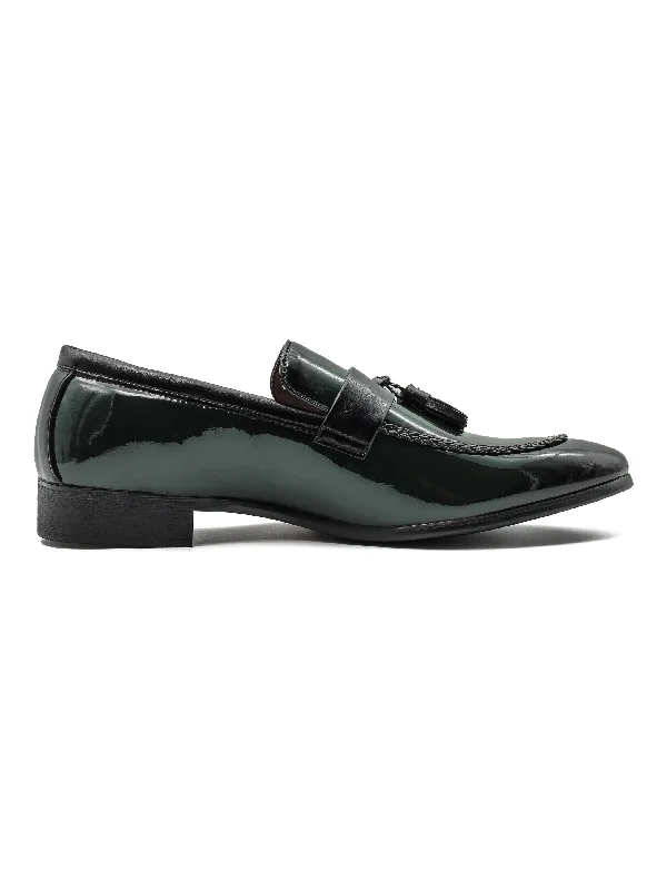 Suede men's loafers for a soft and luxurious feelGREEN GLOSSY TASSEL LOAFERS