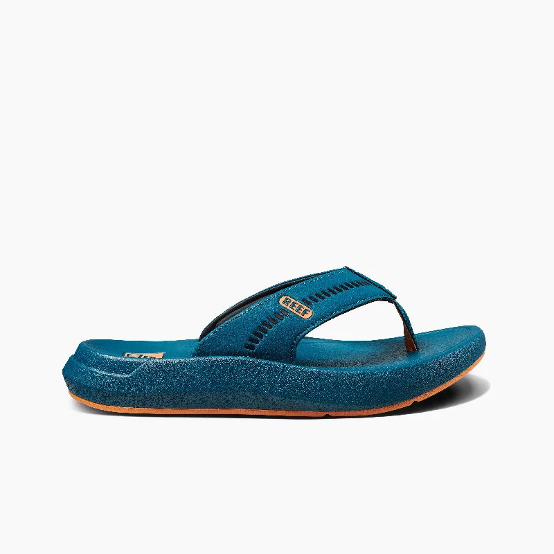 Men's sandals in a neutral color like black or brownCruiser