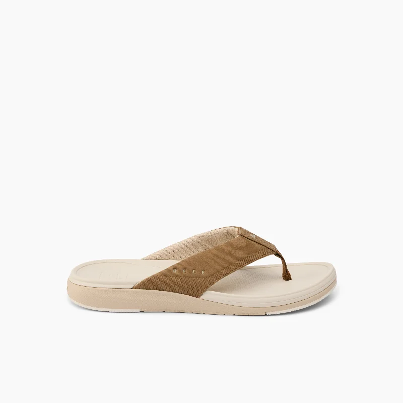 Men's sandals in a neutral color like black or brownCushion Norte