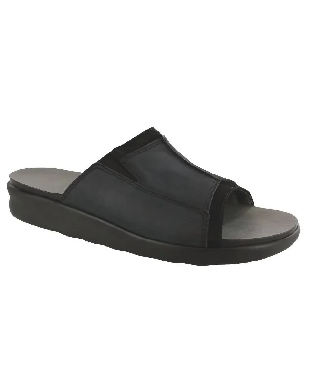 Men's sandals with a contrast stitching detailMen's Voyage Slide Sandal - Medium In Nero Men's sandals with a contrast stitching detailMen's Voyage Slide Sandal - Medium In Nero