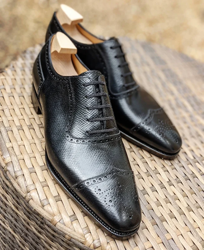 Men's Oxfords in a dark burgundy leather for a unique styleAscot Éclair - Black Hatch Grain Men's Oxfords in a dark burgundy leather for a unique styleAscot Éclair - Black Hatch Grain