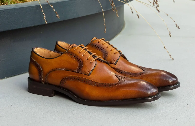 Men's Oxford shoes with a wingtip design and leather soleBurnished Leather Lace-Up Shoe Cognac Men's Oxford shoes with a wingtip design and leather soleBurnished Leather Lace-Up Shoe Cognac