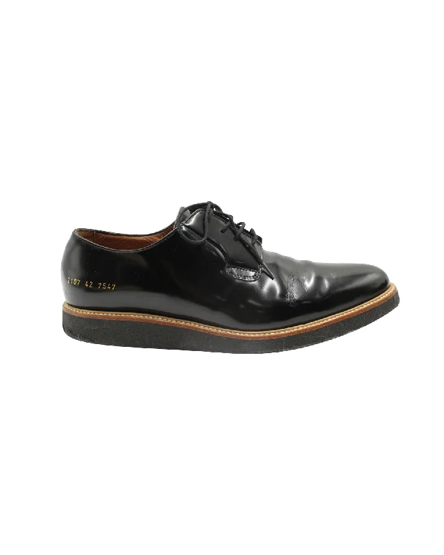 Men's Oxford shoes with a decorative inlay on the toeCommon Projects Lace-up Derby Shoes in Black Leather Men's Oxford shoes with a decorative inlay on the toeCommon Projects Lace-up Derby Shoes in Black Leather