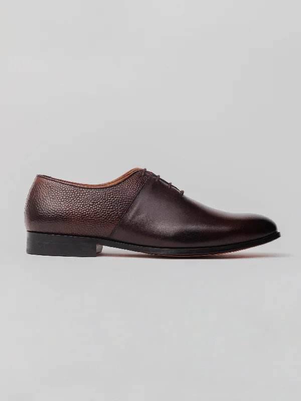 Men's Oxford shoes with a polished leather finishNomad Textured Oxford - Dark Brown Men's Oxford shoes with a polished leather finishNomad Textured Oxford - Dark Brown