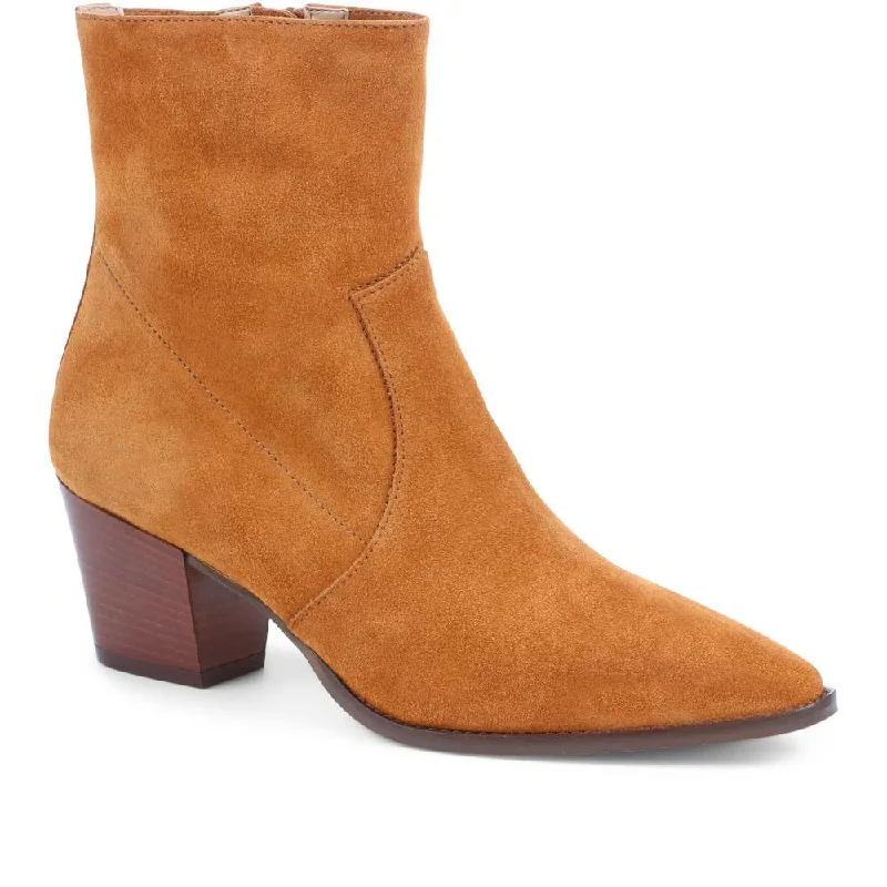 Men's casual shoes with a rubber toe cap for protectionKallie Suede Heeled Ankle Boots - KALLIE / 323 637 Men's casual shoes with a rubber toe cap for protectionKallie Suede Heeled Ankle Boots - KALLIE / 323 637