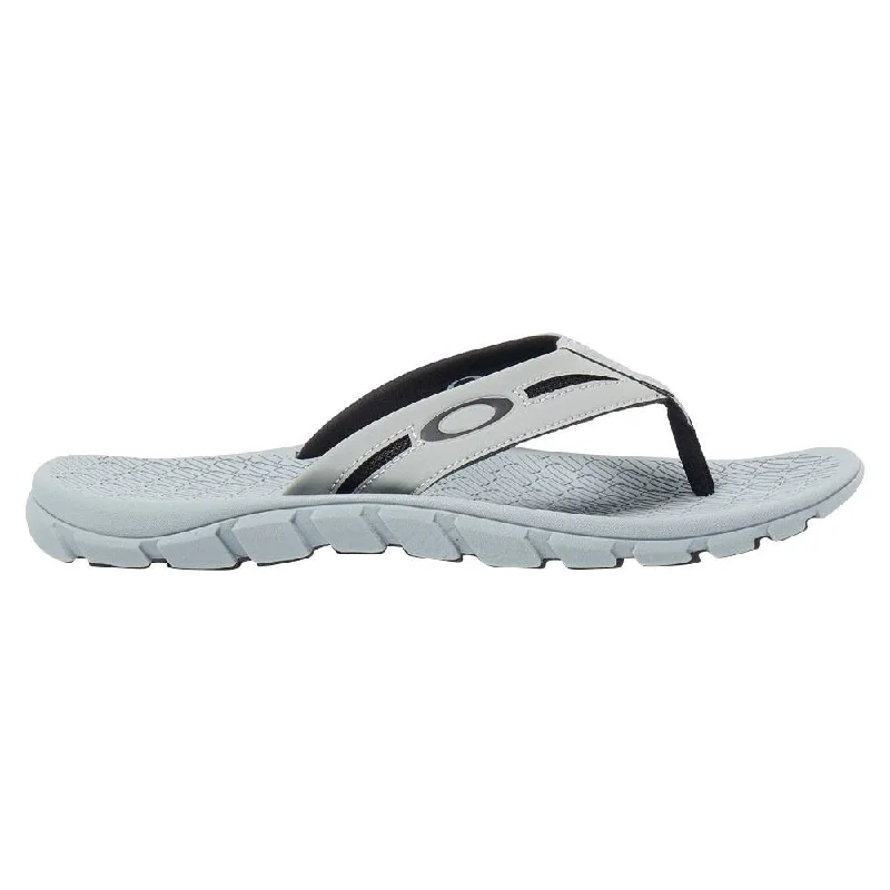 Men's casual shoes with a contrast sole colorOakley Operative 2.0 Golf Sandals 2023