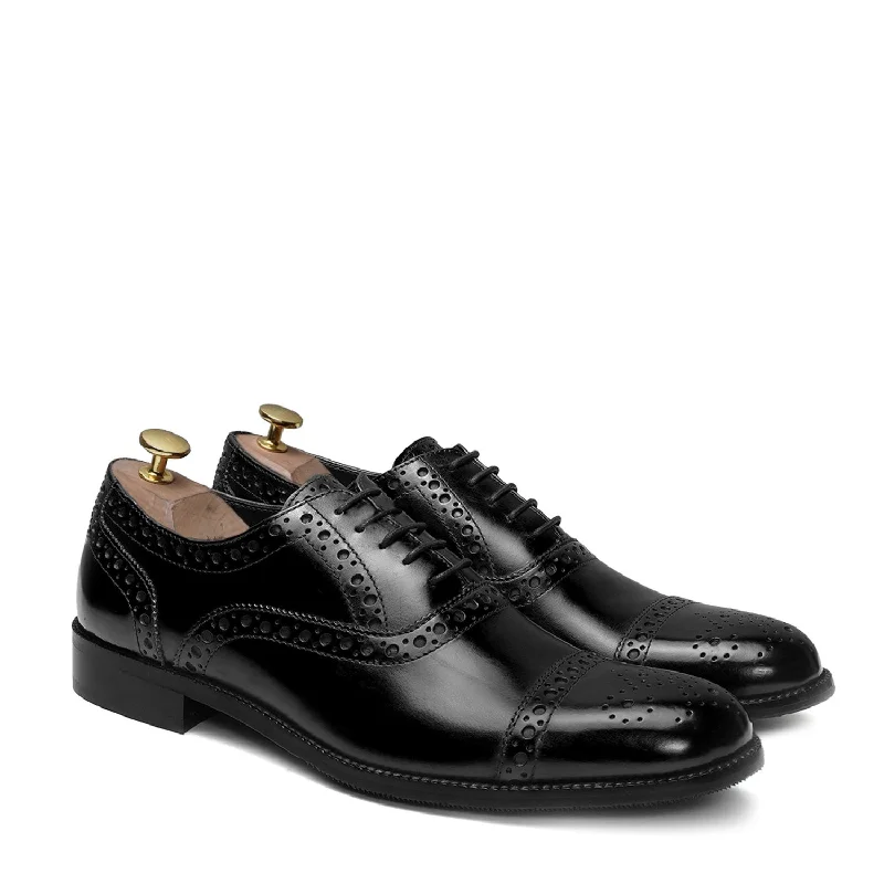 Brogue - perforated men's Oxfords for a traditional lookOxford Lace-Up Shoe with Punching Brogue Design in Black Genuine Leather Brogue - perforated men's Oxfords for a traditional lookOxford Lace-Up Shoe with Punching Brogue Design in Black Genuine Leather