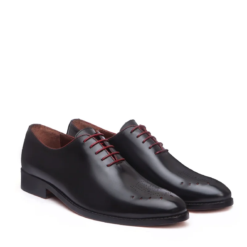 Men's Oxford shoes with a wingtip design and leather soleBlack Panther Punching Toe Oxford leather Shoes Men's Oxford shoes with a wingtip design and leather soleBlack Panther Punching Toe Oxford leather Shoes