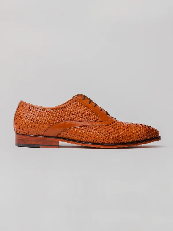 Men's Oxford shoes with a wingtip design and leather soleBennett Woven Oxford - Tan