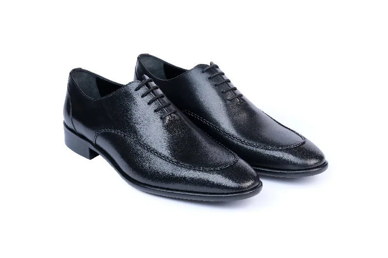 Men's formal shoes with a decorative perforationFavie Oxford Shoes