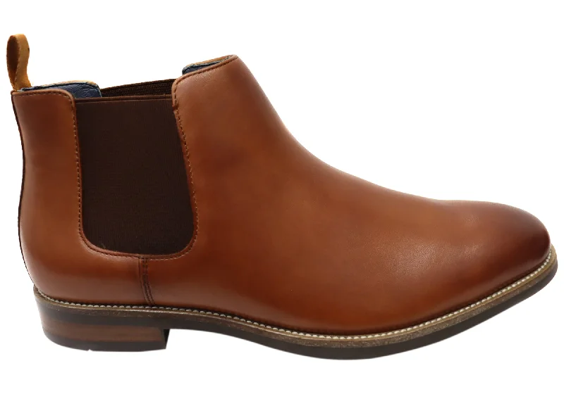 Men's formal shoes with a pointed toe for a stylish lookFlorsheim Mens EEE Triple Wide Leather Ceduna Plain Toe Chelsea Boots